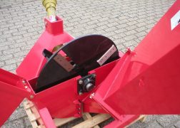 Измельчение веток палок сучкой навешеной на трактор щеподробилкой